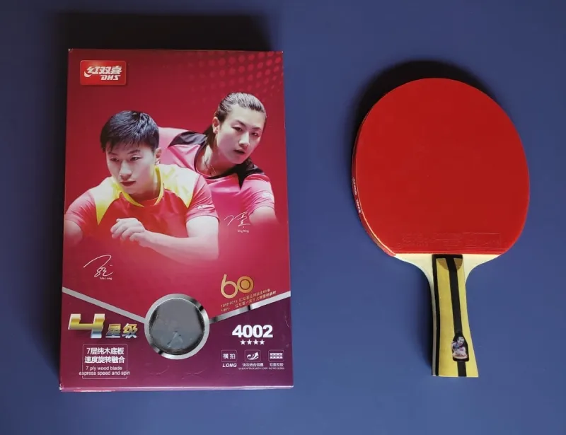 A picture of the DHS 4002 Racket and its packaging