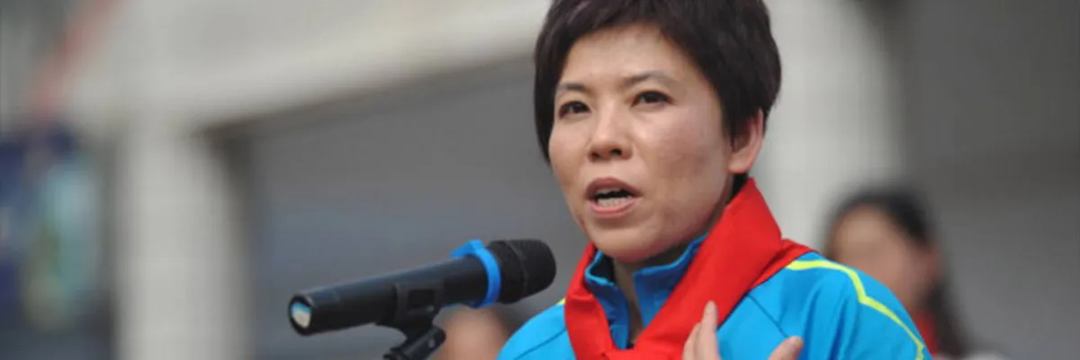 Deng Yaping attacking with her trademark long pimple rubber