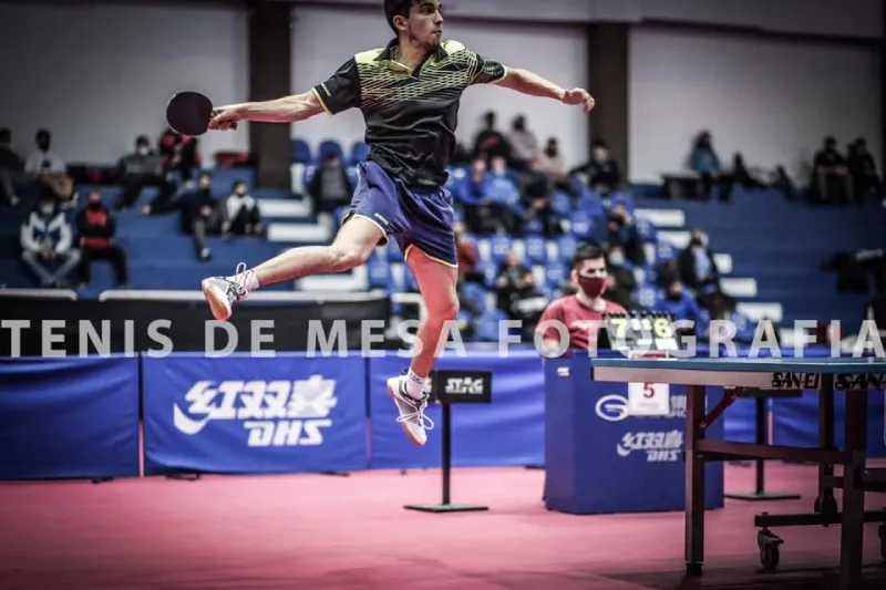 A picture of Horacio performing his trademark jump smash