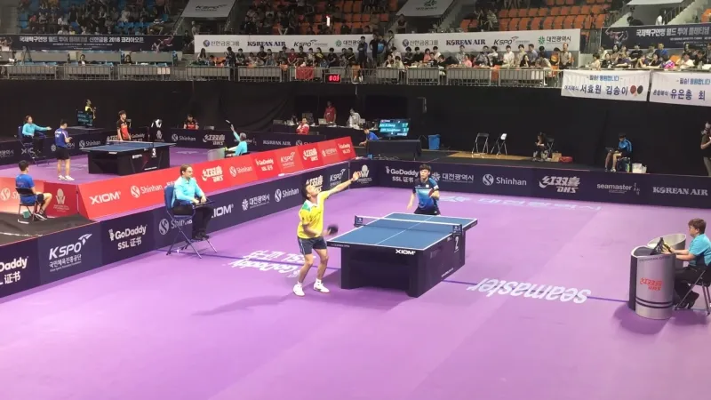 A picture of Hugo Calderano doing his high-toss serve