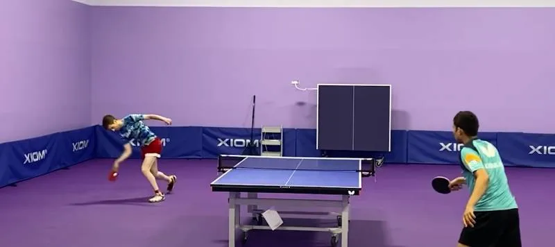 A picture of The tricky Adam Bobrow playing around the net vs Kanak Jha.